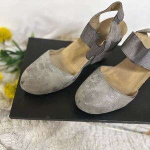 Pierre Dumas Gray Wedge Sandals Size 8